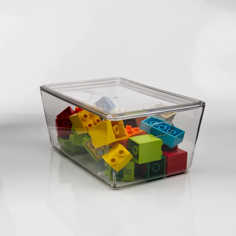 Caurspīdīga plastmasas 4L kaste ar vāku, piepildīta ar LEGO rotaļlietām