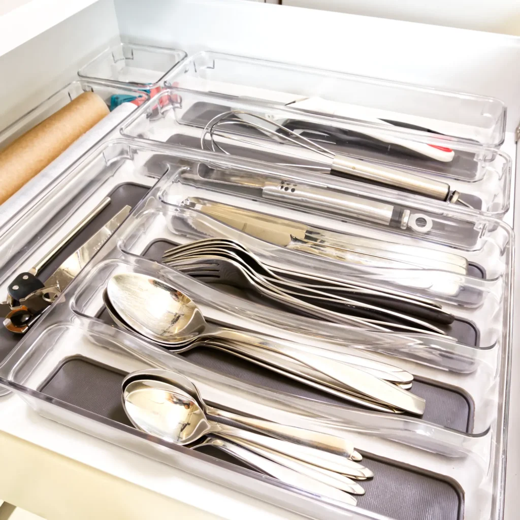 galda piederumu organizators atvilktnei ar 5 nodalījumiem caurspīdīgs plastmasas