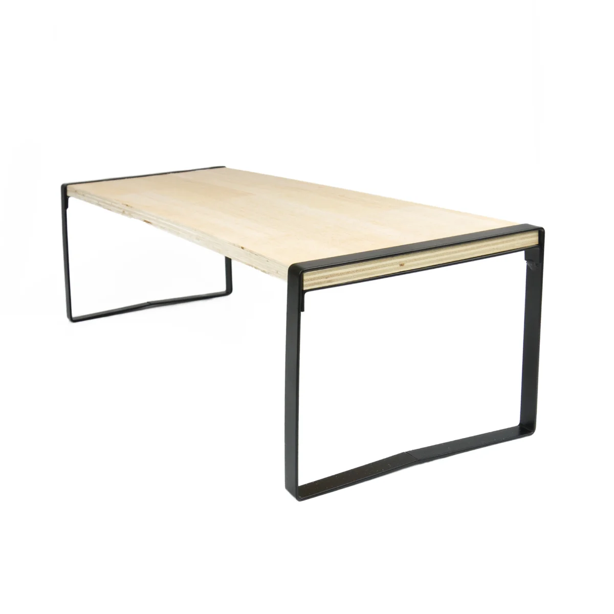 Koka un metāla virtuves plaukts sānskatā uz balta fona.