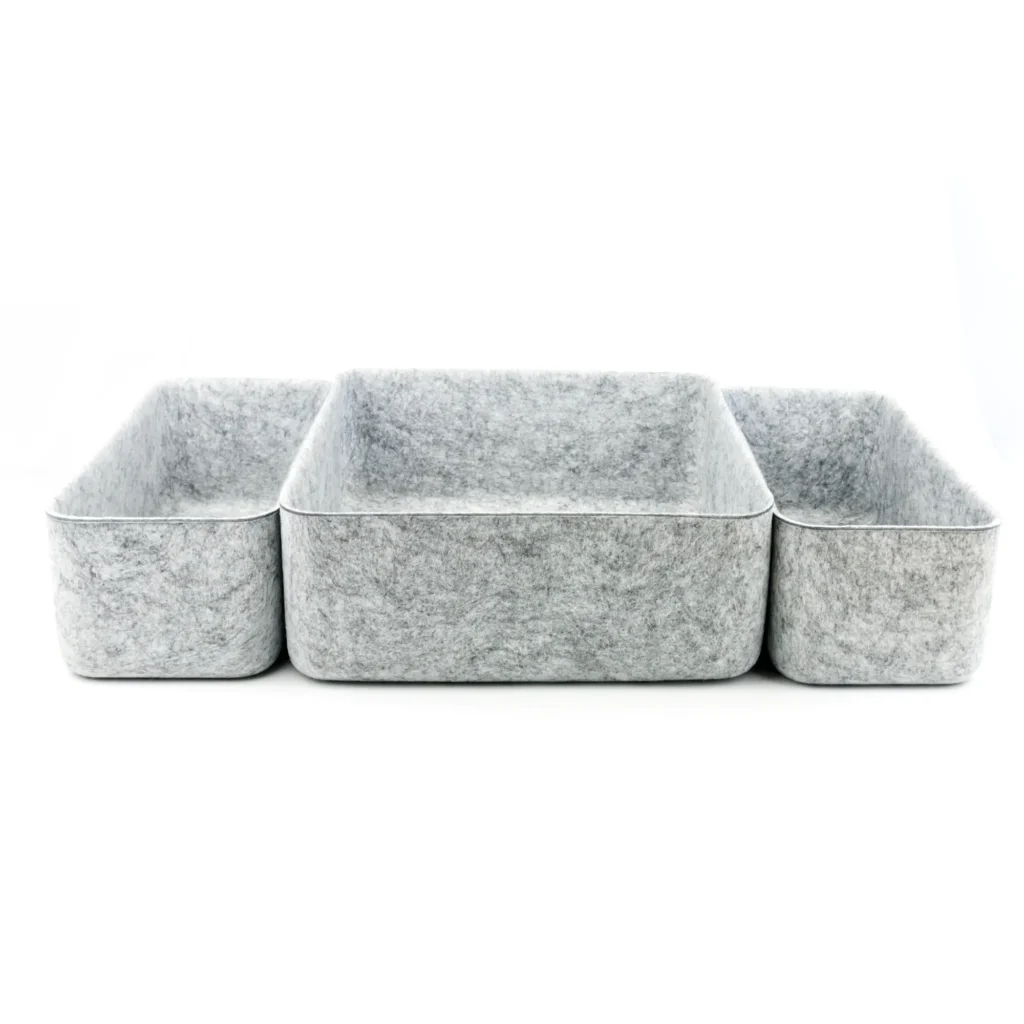 Pelēks filca organizatoru komplekts – trīs dažāda izmēra uzglabāšanas kastes