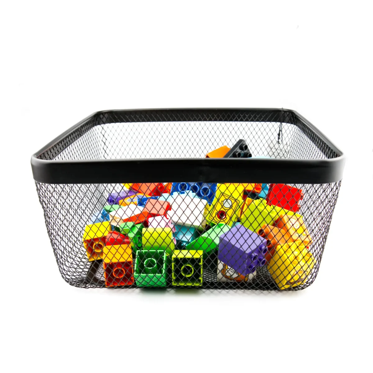 Kvadrātveida melns metāla grozs ar LEGO rotaļlietām