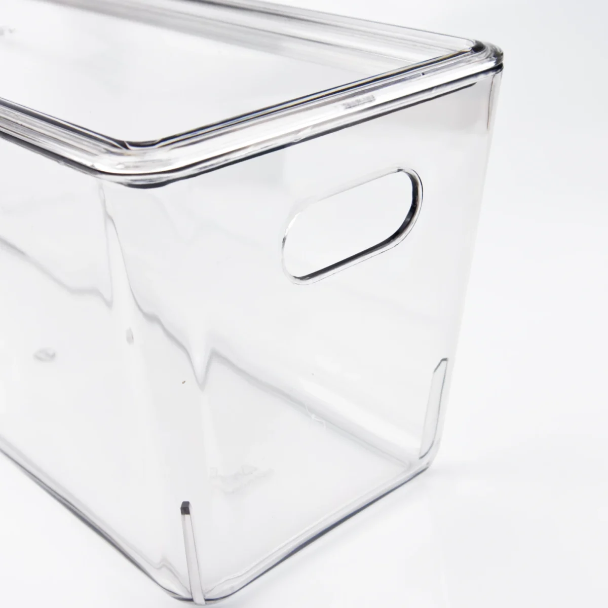 Caurspīdīga plastmasas uzglabāšanas kaste ar vāku un sānu rokturiem, tuvplāns