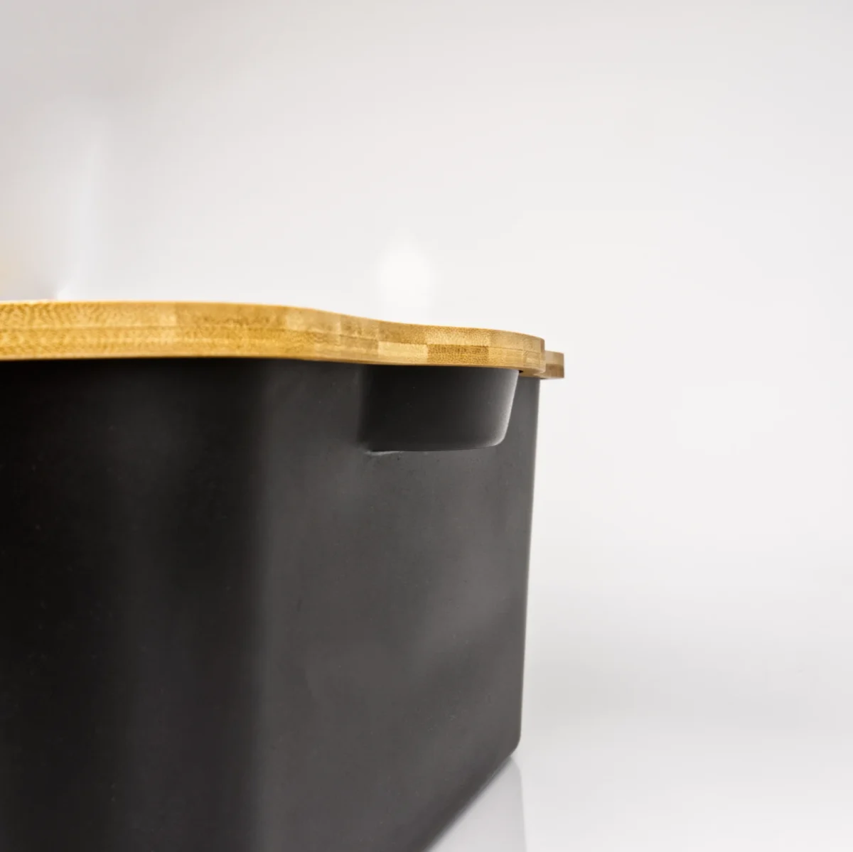 Melna plastmasas uzglabāšanas kaste ar bambusa vāku tuvplānā, 13.5L