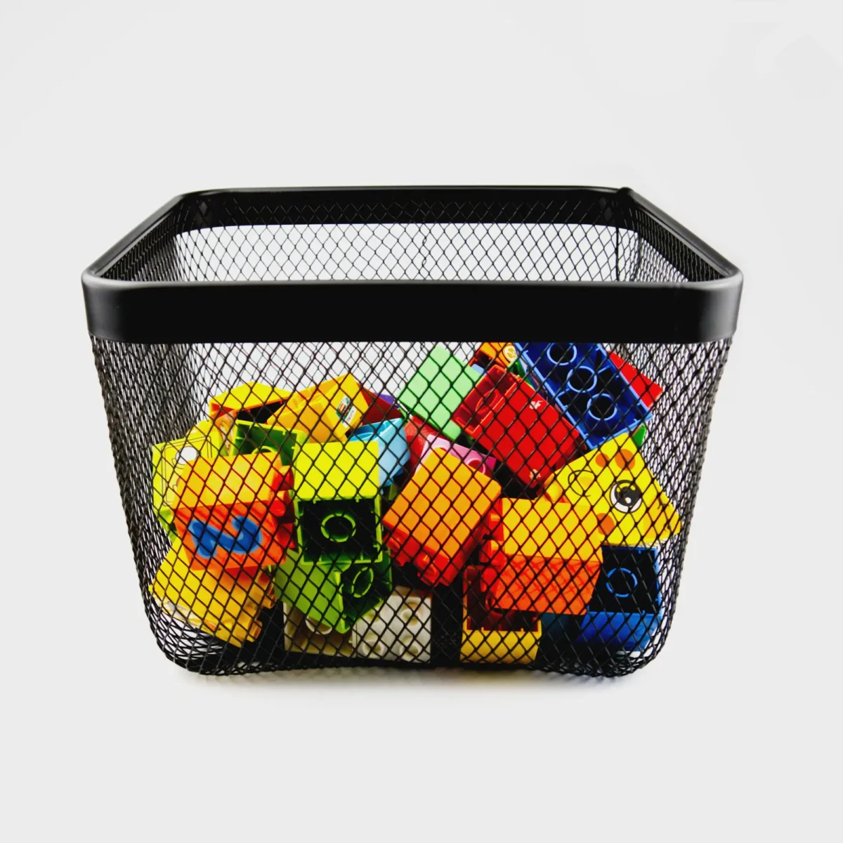 Kvadrātveida melns metāla grozs ar LEGO rotaļlietām
