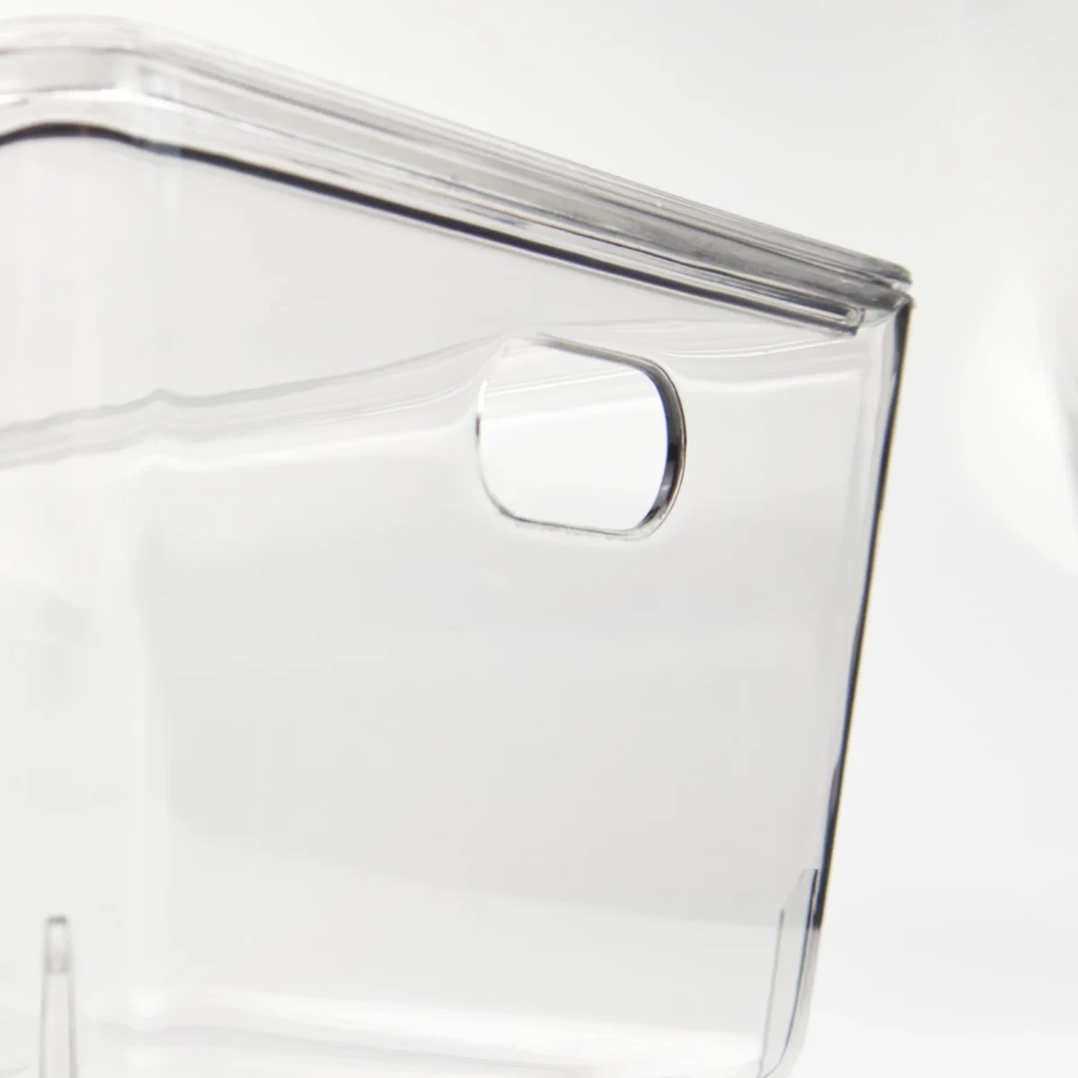 Caurspīdīgas plastmasas kastes sānskats ar rokturi un vāku, 4L