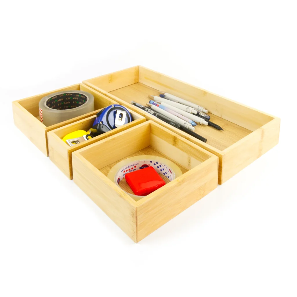 Bambusa atvilktņu organizatori ar uzglabātiem sīkajiem instrumentiem un piederumiem