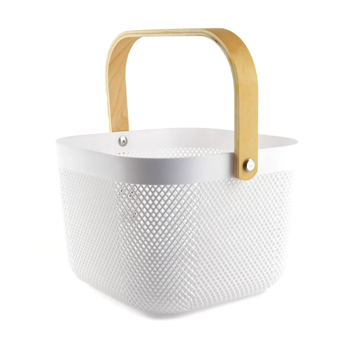 balts plastmasas grozs ar koka rokturi uz balta fona