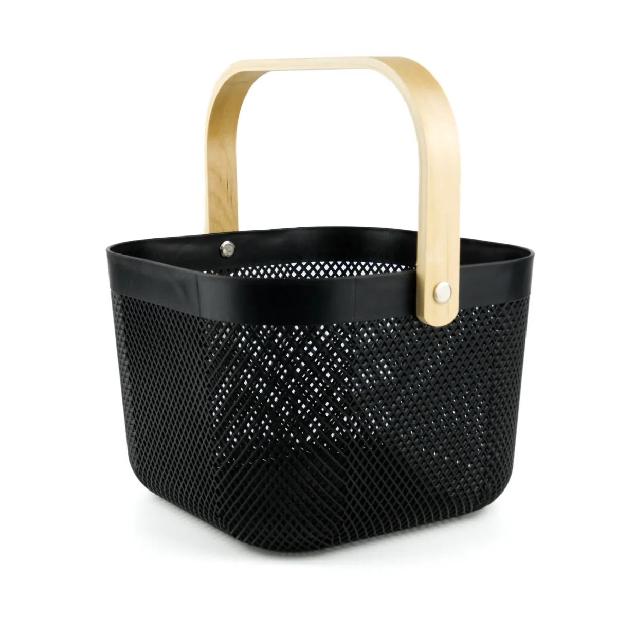 melns plastmasas grozs ar koka rokturi uz balta fona